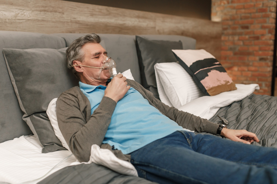 hombre mayor con respirador